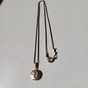 Vintage 12K Gold Filled Locket Necklace Womens Gold Etched Round Keepsake Gentle